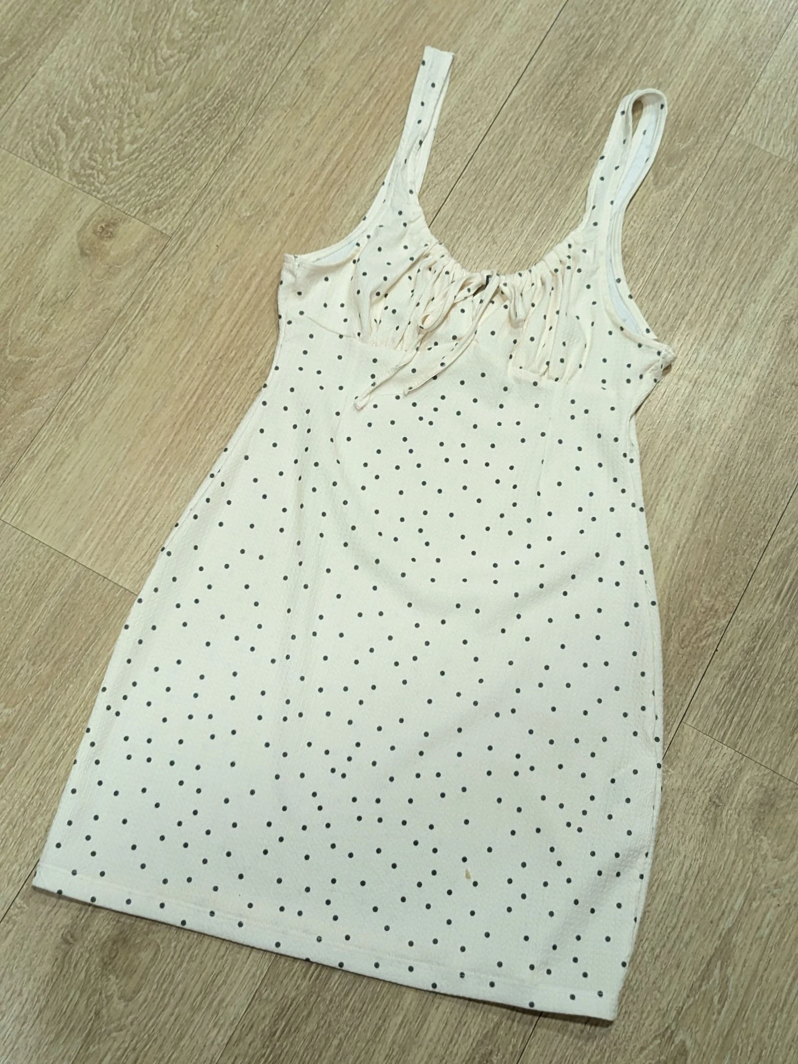 Vestido corto blanco con lunares negros y detalle de lazo talla M de Pull&Bear